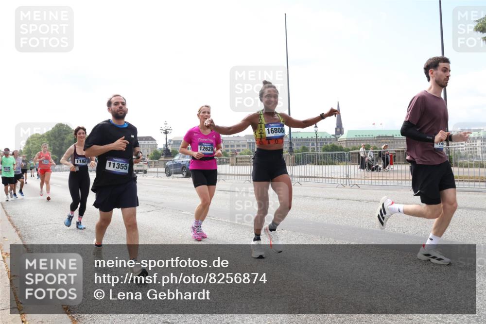 29.06.2025 - hella hamburg halbmarathon Lena Gebhardt http://msf.ph/oto/8256874 29.06.2025 10:10:46 Lombardsbrücke 1166, 1186, 1573, 1781, 4287, 4389, 5182, 5440, 5653, 5990, 5991, 7250, 7370, 7685, 9169, 9681, 9816, 9829, 11180, 11355, 11887, 11904, 11905, 12008, 12426, 12556, 12571, 12629, 12790, 13588, 13594, 13797, 13825, 13901, 14270, 14679, 14822, 15214, 15409, 16166, 16344, 16639, 16808, 17532, 17730, 18949, 19023 meine-sportfotos.de