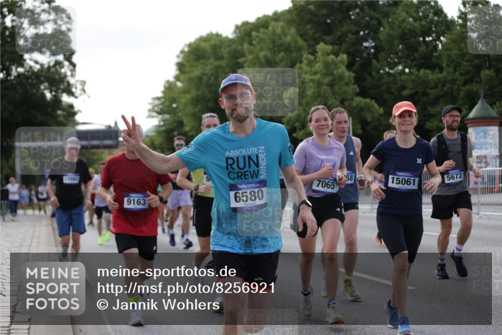 29.06.2025 - hella hamburg halbmarathon Jannik Wohlers http://msf.ph/oto/8256921 29.06.2025 09:57:37 Lombardsbrücke 1179, 1258, 1320, 1321, 1335, 1870, 2070, 2138, 2397, 2417, 2448, 2612, 2636, 2711, 3058, 3091, 3114, 3251, 4814, 5305, 5672, 5775, 6355, 6356, 6569, 6580, 6628, 6754, 6776, 7065, 7409, 7478, 7509, 7646, 7724, 7952, 7976, 8449, 8689, 9065, 9145, 9163, 10860, 11310, 11416, 11757, 11789, 12224, 12662, 12961, 13047, 13691, 14638, 14865, 15061, 15125, 15426, 15915, 16563, 16750, 17530, 17825, 18514, 18811 meine-sportfotos.de