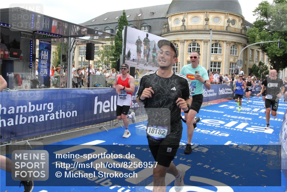 29.06.2025 - hella hamburg halbmarathon Michael Strokosch http://msf.ph/oto/8256957 29.06.2025 10:50:56 Ziel 1466, 3654, 3947, 4839, 5018, 7052, 7369, 8205, 8572, 10750, 11551, 13687, 15362, 15395, 15643, 18182 meine-sportfotos.de