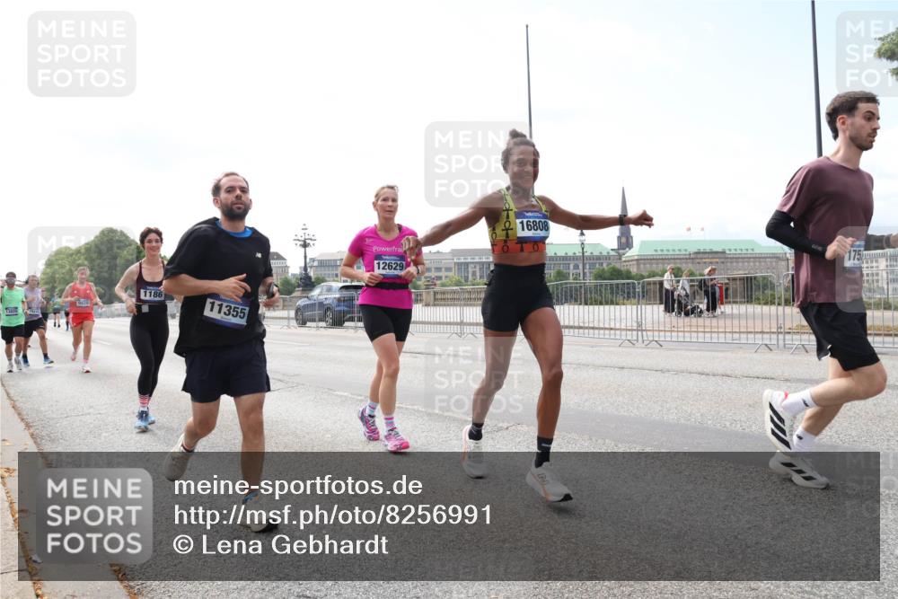 29.06.2025 - hella hamburg halbmarathon Lena Gebhardt http://msf.ph/oto/8256991 29.06.2025 10:10:47 Lombardsbrücke 1166, 1186, 1573, 1781, 2868, 4287, 4389, 5182, 5440, 5653, 5990, 5991, 7250, 7370, 7685, 9169, 9681, 9816, 9829, 11180, 11355, 11887, 11904, 11905, 12008, 12426, 12556, 12571, 12629, 12790, 12836, 13588, 13594, 13797, 13825, 13901, 14270, 14679, 14822, 15214, 15409, 16166, 16344, 16639, 16808, 17500, 17532, 17730, 18949, 19023 meine-sportfotos.de