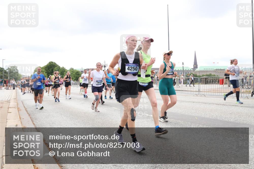 29.06.2025 - hella hamburg halbmarathon Lena Gebhardt http://msf.ph/oto/8257003 29.06.2025 11:08:02 Lombardsbrücke 1574, 1769, 1829, 1923, 2312, 2314, 2318, 2319, 2433, 2764, 2796, 2867, 3313, 3442, 3549, 3595, 3646, 3666, 3853, 3855, 3866, 3867, 3915, 4226, 4250, 4406, 4439, 4455, 4461, 4482, 4567, 4573, 4988, 5005, 5398, 5401, 5439, 5541, 5704, 5896, 6016, 6070, 6258, 6357, 6586, 6731, 6778, 6779, 6780, 6928, 7192, 7218, 7441, 7559, 7609, 7713, 7892, 8182, 8252, 8420, 8446, 8636, 8808, 8809, 9037, 9321, 9387, 9494, 10379, 10517, 11504, 12063, 12964, 15598 meine-sportfotos.de