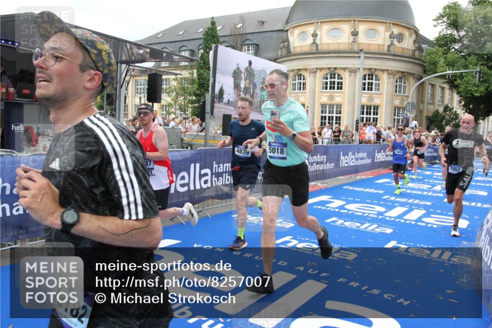 29.06.2025 - hella hamburg halbmarathon Michael Strokosch http://msf.ph/oto/8257007 29.06.2025 10:50:57 Ziel 1466, 2207, 3654, 3947, 4839, 5018, 7052, 7369, 8205, 8572, 10215, 10750, 11551, 13687, 15362, 15395, 15643, 16285, 18182 meine-sportfotos.de