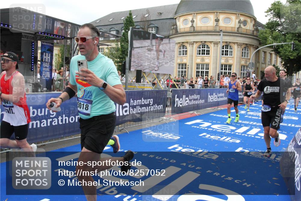 29.06.2025 - hella hamburg halbmarathon Michael Strokosch http://msf.ph/oto/8257052 29.06.2025 10:50:57 Ziel 1466, 2207, 3654, 3947, 4839, 5018, 7052, 7369, 8205, 8572, 10215, 10750, 11551, 13687, 15362, 15395, 15643, 16285, 18182 meine-sportfotos.de