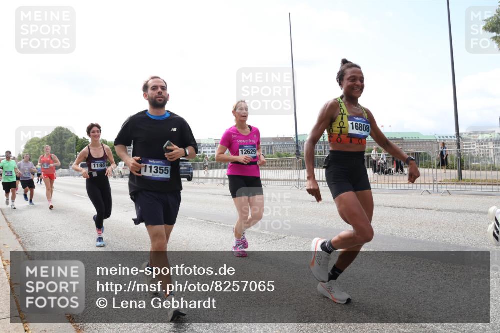 29.06.2025 - hella hamburg halbmarathon Lena Gebhardt http://msf.ph/oto/8257065 29.06.2025 10:10:47 Lombardsbrücke 1166, 1186, 1573, 1781, 2868, 4287, 4389, 5182, 5440, 5653, 5990, 5991, 7250, 7370, 7685, 9169, 9681, 9816, 9829, 11180, 11355, 11887, 11904, 11905, 12008, 12426, 12556, 12571, 12629, 12790, 12836, 13588, 13594, 13797, 13825, 13901, 14270, 14679, 14822, 15214, 15409, 16166, 16344, 16639, 16808, 17500, 17532, 17730, 18949, 19023 meine-sportfotos.de