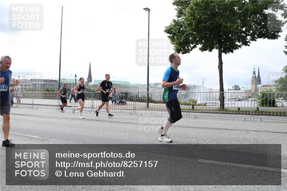 29.06.2025 - hella hamburg halbmarathon Lena Gebhardt http://msf.ph/oto/8257157 29.06.2025 10:34:22 Lombardsbrücke 1025, 1417, 1672, 1705, 1787, 2023, 2265, 2412, 2464, 2482, 2496, 2510, 2511, 2526, 2801, 2933, 3145, 3340, 3345, 3420, 3829, 3848, 4479, 4540, 4807, 4824, 4826, 5561, 5584, 5609, 5691, 6034, 6105, 6171, 6329, 6364, 6571, 6574, 6843, 7324, 7329, 7386, 7644, 7733, 8277, 8349, 8705, 8965, 9164, 9379, 9448, 10335, 10360, 10564, 10674, 11872, 12164, 13957, 16238, 16311, 16390, 16682, 16919, 17230, 18158, 18941 meine-sportfotos.de