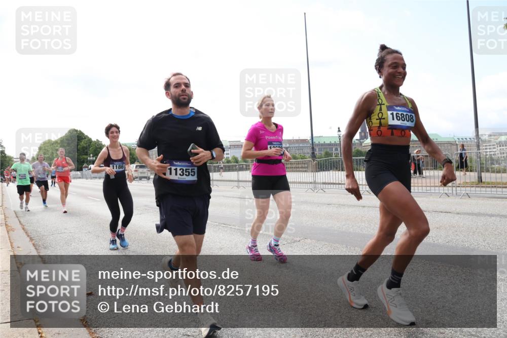 29.06.2025 - hella hamburg halbmarathon Lena Gebhardt http://msf.ph/oto/8257195 29.06.2025 10:10:47 Lombardsbrücke 1166, 1186, 1573, 1781, 2868, 4287, 4389, 5182, 5440, 5653, 5990, 5991, 7250, 7370, 7685, 9169, 9681, 9816, 9829, 11180, 11355, 11887, 11904, 11905, 12008, 12426, 12556, 12571, 12629, 12790, 12836, 13588, 13594, 13797, 13825, 13901, 14270, 14679, 14822, 15214, 15409, 16166, 16344, 16639, 16808, 17500, 17532, 17730, 18949, 19023 meine-sportfotos.de