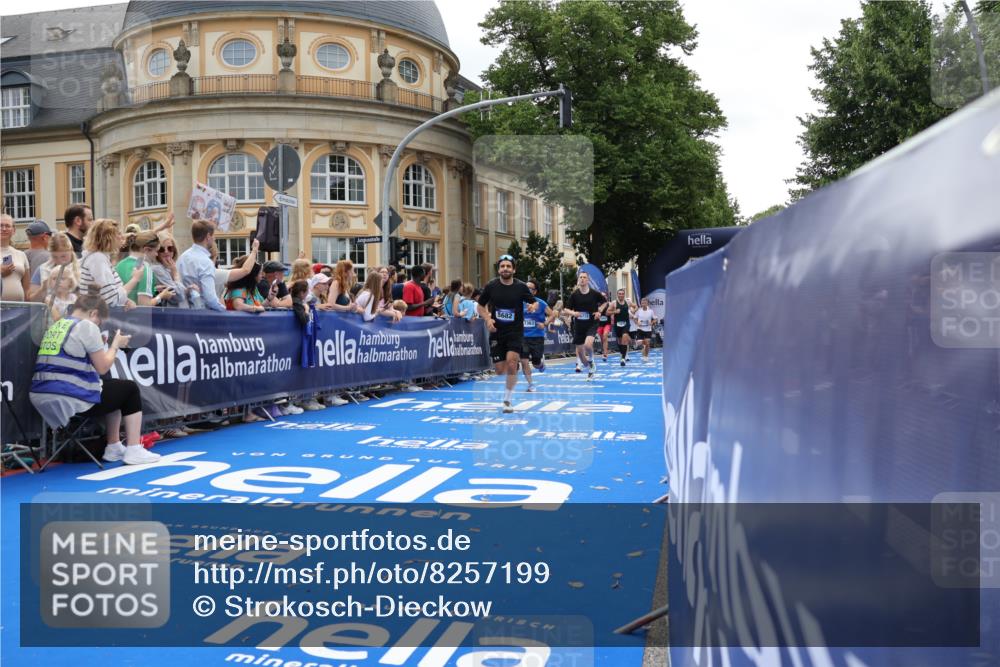 29.06.2025 - hella hamburg halbmarathon Strokosch-Dieckow http://msf.ph/oto/8257199 29.06.2025 10:42:11 Ziel 1441, 1903, 2675, 5682, 7765, 7865, 9365, 10216, 12098, 13709, 13746, 14811, 14899, 15270, 16626, 16660, 16677, 17182, 17363, 18772, 18802 meine-sportfotos.de