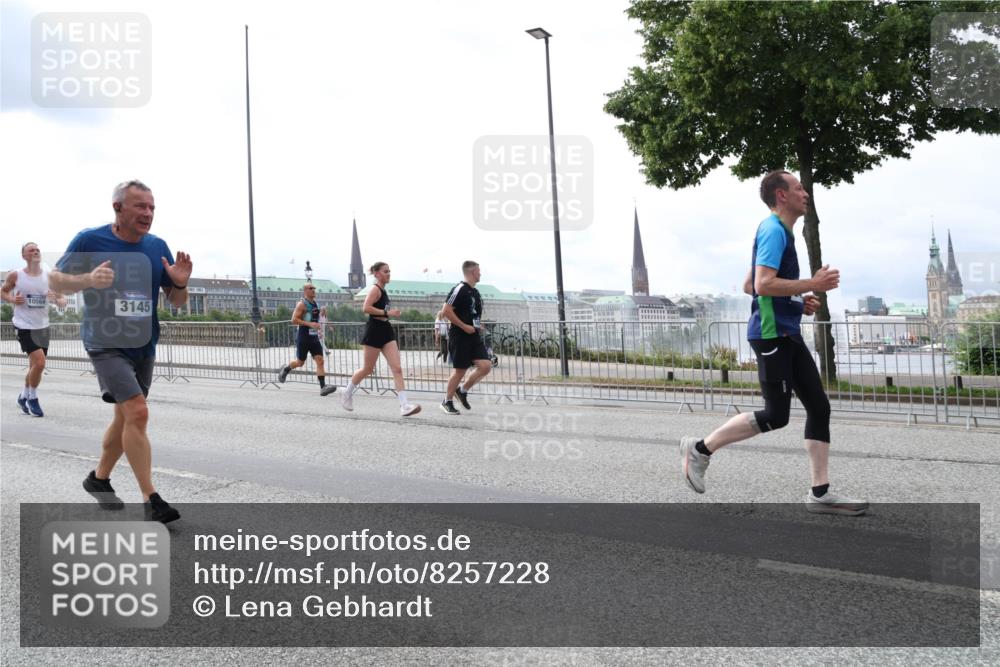 29.06.2025 - hella hamburg halbmarathon Lena Gebhardt http://msf.ph/oto/8257228 29.06.2025 10:34:22 Lombardsbrücke 1025, 1417, 1672, 1705, 1787, 2023, 2265, 2412, 2464, 2482, 2496, 2510, 2511, 2526, 2801, 2933, 3145, 3340, 3345, 3420, 3829, 3848, 4479, 4540, 4807, 4824, 4826, 5561, 5584, 5609, 5691, 6034, 6105, 6171, 6329, 6364, 6571, 6574, 6843, 7324, 7329, 7386, 7644, 7733, 8277, 8349, 8705, 8965, 9164, 9379, 9448, 10335, 10360, 10564, 10674, 11872, 12164, 13957, 16238, 16311, 16390, 16682, 16919, 17230, 18158, 18941 meine-sportfotos.de