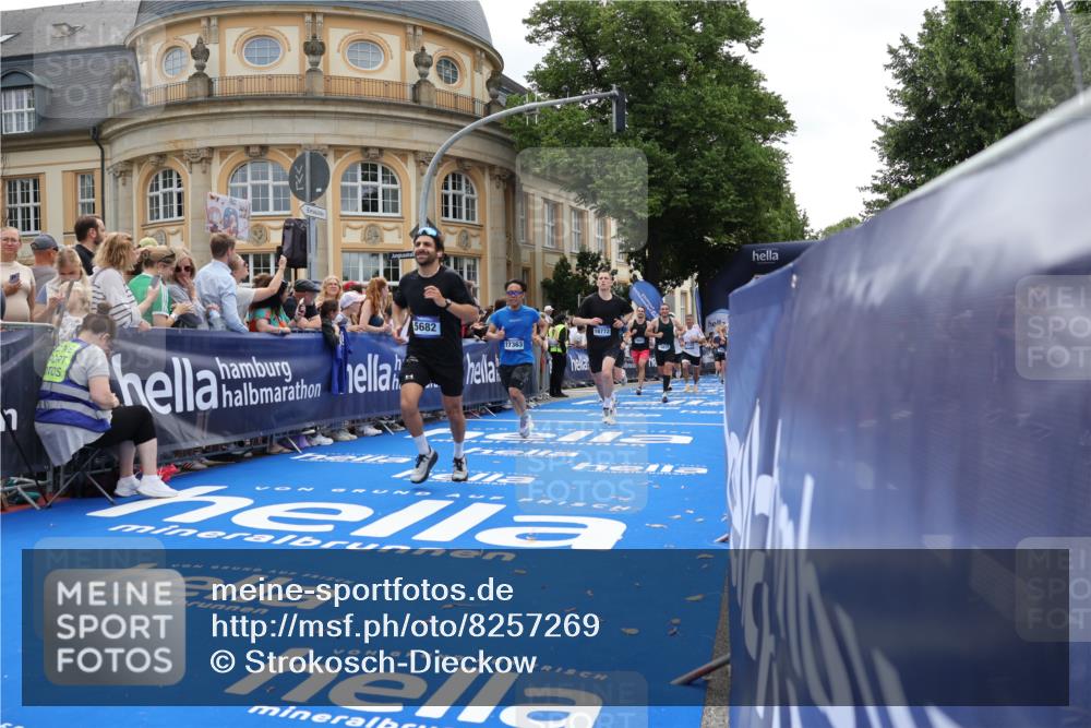 29.06.2025 - hella hamburg halbmarathon Strokosch-Dieckow http://msf.ph/oto/8257269 29.06.2025 10:42:12 Ziel 1312, 1441, 1903, 2675, 5682, 7765, 7865, 9365, 10216, 12098, 13709, 13746, 14811, 14899, 15270, 16626, 16660, 16677, 17182, 17363, 18772, 18802 meine-sportfotos.de
