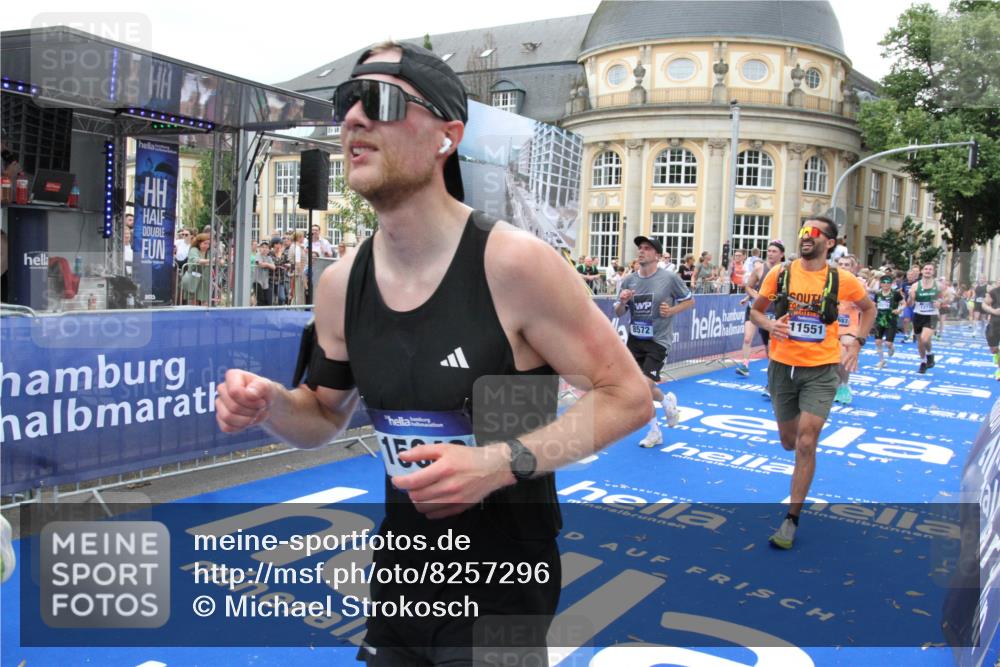 29.06.2025 - hella hamburg halbmarathon Michael Strokosch http://msf.ph/oto/8257296 29.06.2025 10:51:01 Ziel 1466, 1630, 2207, 3654, 7369, 8117, 8205, 8572, 10215, 11551, 12778, 13008, 13687, 14125, 15362, 15395, 15643, 16285, 17221, 18350 meine-sportfotos.de