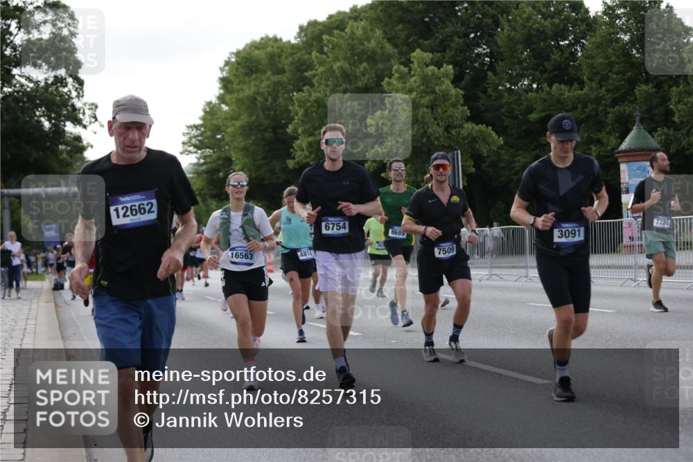 29.06.2025 - hella hamburg halbmarathon Jannik Wohlers http://msf.ph/oto/8257315 29.06.2025 09:57:39 Lombardsbrücke 1034, 1179, 1258, 1320, 1321, 1335, 1870, 2070, 2138, 2397, 2417, 2612, 2636, 2711, 3091, 3114, 3251, 4814, 5672, 5775, 6164, 6569, 6580, 6628, 6754, 6776, 7065, 7409, 7478, 7509, 7646, 7724, 7952, 7976, 8449, 8508, 8689, 9065, 9145, 9163, 10860, 11217, 11310, 11416, 11757, 11789, 12224, 12624, 12662, 12961, 13047, 13691, 14571, 14638, 14865, 15061, 15125, 15426, 15915, 16563, 17321, 17530, 17825, 18514, 18811 meine-sportfotos.de