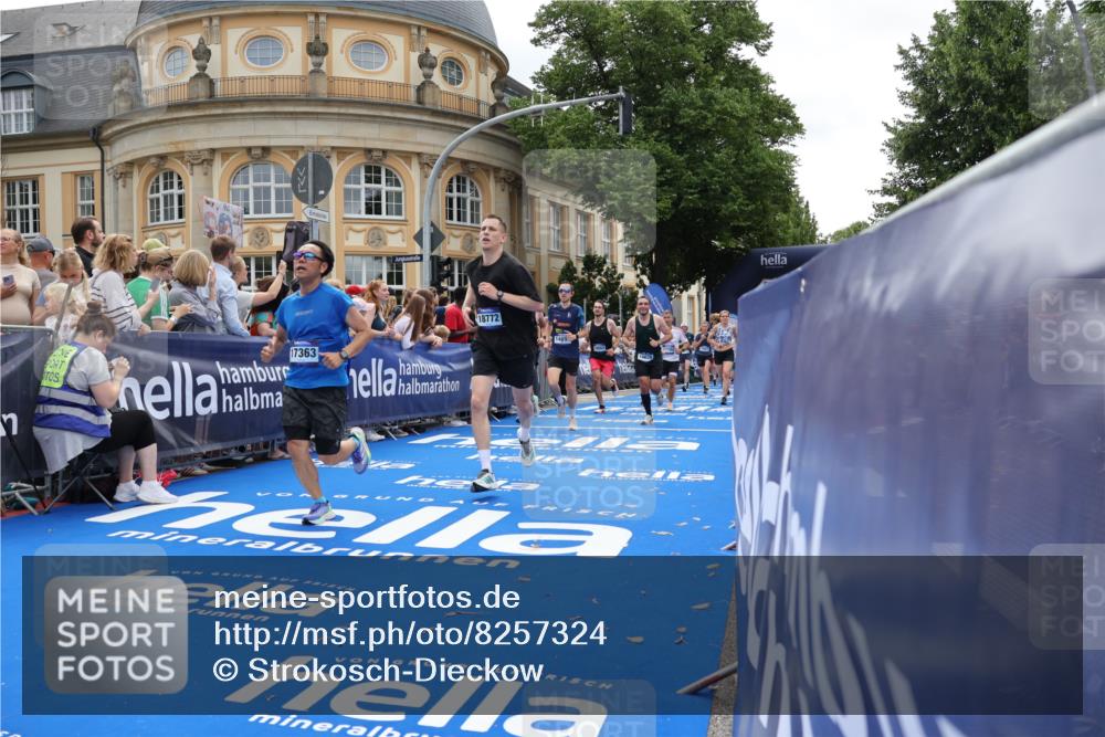 29.06.2025 - hella hamburg halbmarathon Strokosch-Dieckow http://msf.ph/oto/8257324 29.06.2025 10:42:13 Ziel 1312, 1441, 1903, 2675, 5682, 6770, 7765, 7865, 9365, 12098, 13709, 13746, 13807, 14811, 14899, 15270, 16626, 16660, 16677, 17182, 17363, 18772, 18802 meine-sportfotos.de