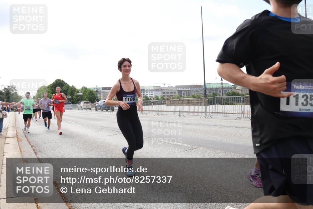 29.06.2025 - hella hamburg halbmarathon Lena Gebhardt http://msf.ph/oto/8257337 29.06.2025 10:10:47 Lombardsbrücke 1166, 1186, 1573, 1781, 2868, 4287, 4389, 5182, 5440, 5653, 5990, 5991, 7250, 7370, 7685, 9169, 9681, 9816, 9829, 11180, 11355, 11887, 11904, 11905, 12008, 12426, 12556, 12571, 12629, 12790, 12836, 13588, 13594, 13797, 13825, 13901, 14270, 14679, 14822, 15214, 15409, 16166, 16344, 16639, 16808, 17500, 17532, 17730, 18949, 19023 meine-sportfotos.de