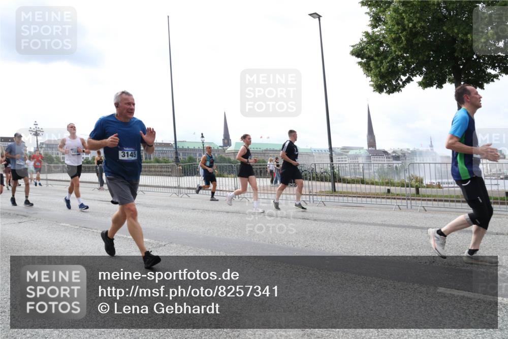 29.06.2025 - hella hamburg halbmarathon Lena Gebhardt http://msf.ph/oto/8257341 29.06.2025 10:34:23 Lombardsbrücke 1025, 1417, 1672, 1705, 1787, 2023, 2265, 2412, 2464, 2482, 2496, 2510, 2511, 2526, 2801, 2933, 3145, 3340, 3345, 3420, 3829, 3848, 4479, 4540, 4807, 4824, 4826, 5561, 5584, 5609, 6034, 6105, 6171, 6329, 6364, 6571, 6574, 6843, 7324, 7329, 7386, 7644, 7733, 8277, 8349, 8705, 8965, 9164, 9379, 9448, 10335, 10360, 10564, 10674, 11872, 12164, 13957, 15477, 16238, 16311, 16390, 16682, 16919, 17230, 18158, 18941 meine-sportfotos.de