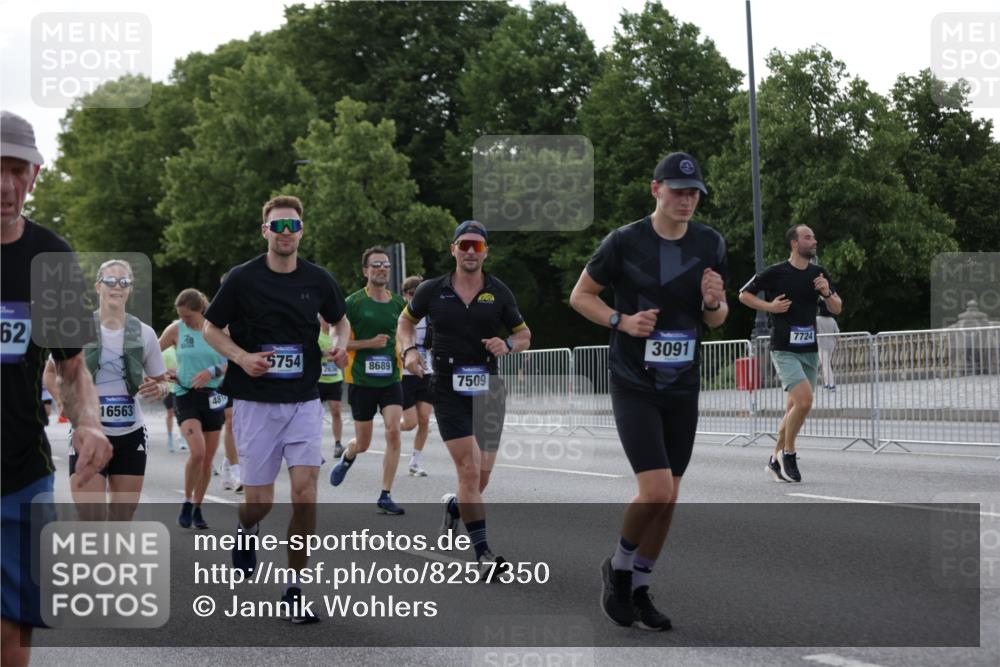 29.06.2025 - hella hamburg halbmarathon Jannik Wohlers http://msf.ph/oto/8257350 29.06.2025 09:57:40 Lombardsbrücke 1034, 1179, 1258, 1320, 1321, 1335, 1870, 2070, 2138, 2397, 2417, 2612, 2636, 2711, 3091, 3114, 3251, 4814, 5672, 5775, 6164, 6580, 6628, 6754, 7065, 7409, 7478, 7509, 7646, 7724, 7952, 7976, 8449, 8508, 8689, 9065, 9145, 9163, 10860, 11217, 11310, 11416, 11607, 11757, 11789, 12224, 12624, 12662, 12961, 13047, 13691, 14571, 14638, 15061, 15125, 15426, 15915, 16563, 17321, 17415, 17530, 17825, 18514, 18811 meine-sportfotos.de