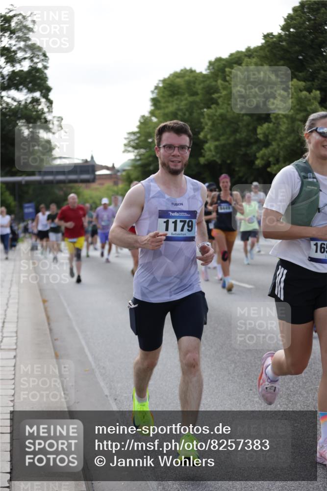 29.06.2025 - hella hamburg halbmarathon Jannik Wohlers http://msf.ph/oto/8257383 29.06.2025 09:57:41 Lombardsbrücke 1034, 1179, 1258, 1320, 1321, 1335, 1870, 2070, 2138, 2397, 2417, 2612, 2636, 2711, 3091, 3114, 3251, 4814, 5672, 5775, 6164, 6580, 6628, 6754, 7065, 7409, 7509, 7646, 7724, 8449, 8508, 8689, 9065, 9145, 9163, 10860, 11217, 11310, 11416, 11607, 11757, 11789, 11791, 12224, 12624, 12662, 12961, 13047, 13691, 14571, 14638, 15061, 15125, 15426, 15915, 16563, 17176, 17321, 17415, 17530, 17825, 18514, 18811 meine-sportfotos.de
