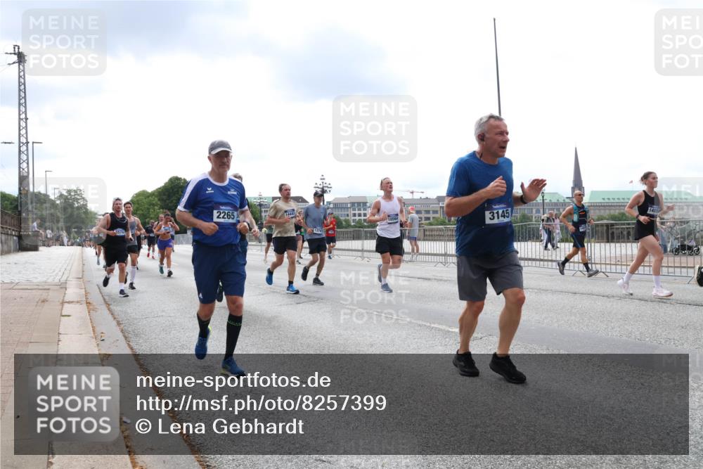 29.06.2025 - hella hamburg halbmarathon Lena Gebhardt http://msf.ph/oto/8257399 29.06.2025 10:34:23 Lombardsbrücke 1025, 1417, 1672, 1705, 1787, 2023, 2265, 2412, 2464, 2482, 2496, 2510, 2511, 2526, 2801, 2933, 3145, 3340, 3345, 3420, 3829, 3848, 4479, 4540, 4807, 4824, 4826, 5561, 5584, 5609, 6034, 6105, 6171, 6329, 6364, 6571, 6574, 6843, 7324, 7329, 7386, 7644, 7733, 8277, 8349, 8705, 8965, 9164, 9379, 9448, 10335, 10360, 10564, 10674, 11872, 12164, 13957, 15477, 16238, 16311, 16390, 16682, 16919, 17230, 18158, 18941 meine-sportfotos.de