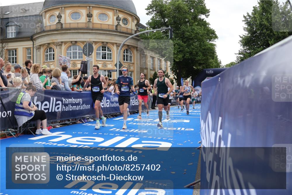 29.06.2025 - hella hamburg halbmarathon Strokosch-Dieckow http://msf.ph/oto/8257402 29.06.2025 10:42:14 Ziel 1312, 1441, 1903, 2675, 5682, 6639, 6770, 7765, 7865, 9365, 13709, 13746, 13807, 14811, 14899, 15270, 15654, 16626, 16660, 17182, 17363, 18772, 18802 meine-sportfotos.de