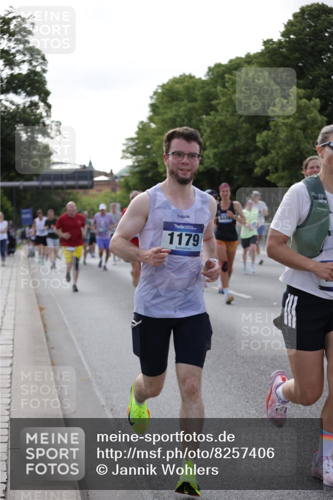 29.06.2025 - hella hamburg halbmarathon Jannik Wohlers http://msf.ph/oto/8257406 29.06.2025 09:57:41 Lombardsbrücke 1034, 1179, 1258, 1320, 1321, 1335, 1870, 2070, 2138, 2397, 2417, 2612, 2636, 2711, 3091, 3114, 3251, 4814, 5672, 5775, 6164, 6580, 6628, 6754, 7065, 7409, 7509, 7646, 7724, 8449, 8508, 8689, 9065, 9145, 9163, 10860, 11217, 11310, 11416, 11607, 11757, 11789, 11791, 12224, 12624, 12662, 12961, 13047, 13691, 14571, 14638, 15061, 15125, 15426, 15915, 16563, 17176, 17321, 17415, 17530, 17825, 18514, 18811 meine-sportfotos.de