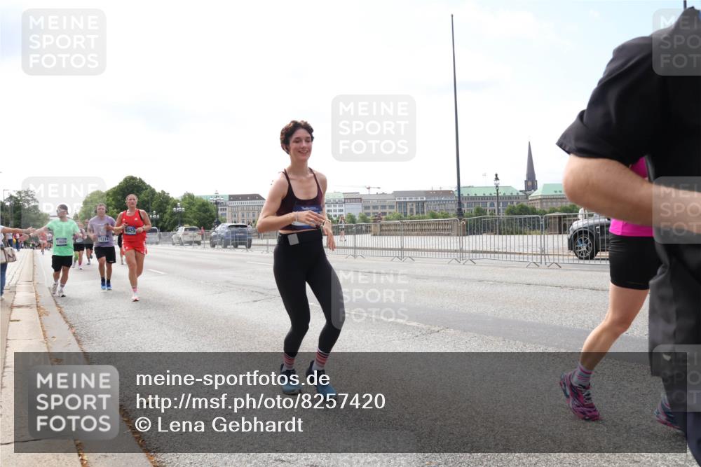 29.06.2025 - hella hamburg halbmarathon Lena Gebhardt http://msf.ph/oto/8257420 29.06.2025 10:10:48 Lombardsbrücke 1166, 1186, 1573, 1781, 2868, 4287, 4389, 5182, 5440, 5653, 5990, 5991, 7250, 7370, 7685, 9169, 9681, 9816, 9829, 11180, 11355, 11887, 11904, 11905, 12008, 12426, 12556, 12571, 12629, 12790, 12836, 13588, 13594, 13797, 13825, 13901, 14022, 14270, 14679, 14822, 15214, 15409, 16166, 16344, 16639, 16808, 17500, 17532, 17730, 18949, 19023 meine-sportfotos.de