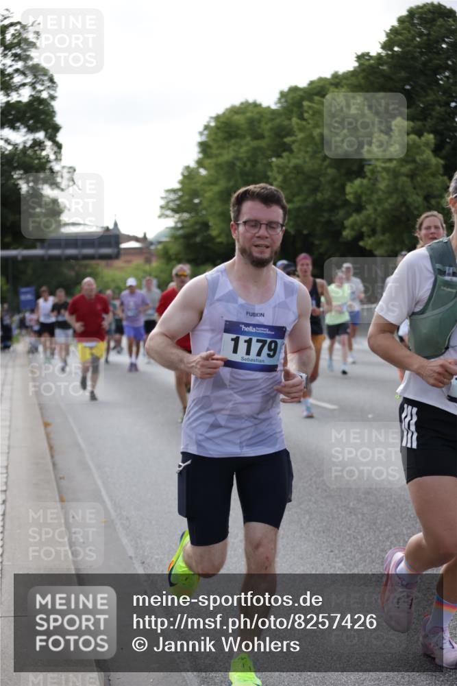 29.06.2025 - hella hamburg halbmarathon Jannik Wohlers http://msf.ph/oto/8257426 29.06.2025 09:57:41 Lombardsbrücke 1034, 1179, 1258, 1320, 1321, 1335, 1870, 2070, 2138, 2397, 2417, 2612, 2636, 2711, 3091, 3114, 3251, 4814, 5672, 5775, 6164, 6580, 6628, 6754, 7065, 7409, 7509, 7646, 7724, 8449, 8508, 8689, 9065, 9145, 9163, 10860, 11217, 11310, 11416, 11607, 11757, 11789, 11791, 12224, 12624, 12662, 12961, 13047, 13691, 14571, 14638, 15061, 15125, 15426, 15915, 16563, 17176, 17321, 17415, 17530, 17825, 18514, 18811 meine-sportfotos.de