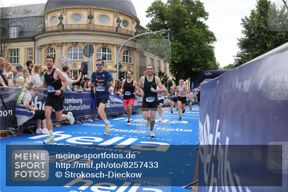 29.06.2025 - hella hamburg halbmarathon Strokosch-Dieckow http://msf.ph/oto/8257433 29.06.2025 10:42:15 Ziel 1312, 1903, 2675, 5682, 6639, 6770, 7765, 7865, 9365, 13709, 13746, 13807, 14226, 14811, 14899, 15270, 15654, 16281, 16626, 16660, 17182, 17363, 18772, 18802 meine-sportfotos.de