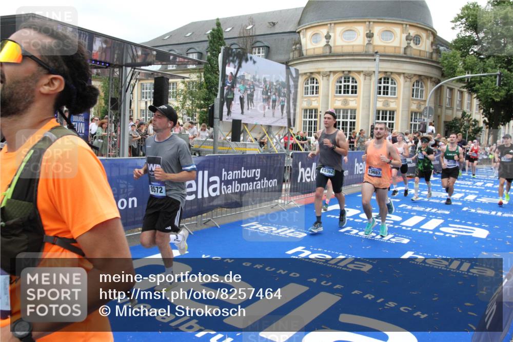 29.06.2025 - hella hamburg halbmarathon Michael Strokosch http://msf.ph/oto/8257464 29.06.2025 10:51:02 Ziel 1630, 2207, 3654, 7369, 8117, 8572, 10215, 11551, 12778, 13008, 13687, 14125, 15362, 15643, 16285, 17221, 18066, 18350 meine-sportfotos.de