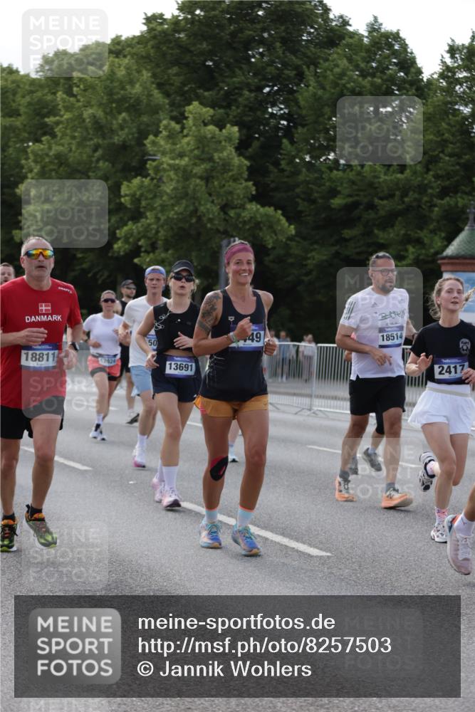 29.06.2025 - hella hamburg halbmarathon Jannik Wohlers http://msf.ph/oto/8257503 29.06.2025 09:57:43 Lombardsbrücke 1034, 1179, 1190, 1258, 1335, 2070, 2138, 2397, 2417, 2612, 2636, 2711, 3091, 3251, 4814, 5093, 5672, 6164, 6580, 6754, 7065, 7409, 7509, 7646, 7724, 7896, 8449, 8508, 8689, 9065, 9145, 9163, 11217, 11310, 11416, 11607, 11757, 11789, 11791, 12224, 12624, 12662, 13033, 13047, 13691, 14571, 14638, 15061, 15125, 15915, 16563, 17176, 17321, 17415, 17530, 17825, 18514, 18810, 18811 meine-sportfotos.de