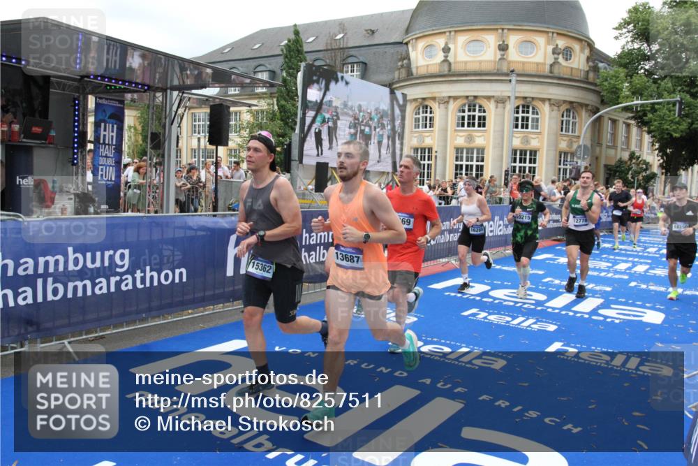 29.06.2025 - hella hamburg halbmarathon Michael Strokosch http://msf.ph/oto/8257511 29.06.2025 10:51:03 Ziel 1630, 2207, 7369, 8117, 8572, 8704, 10215, 10603, 11551, 12778, 13008, 13687, 14125, 15362, 16285, 17221, 18066, 18350 meine-sportfotos.de