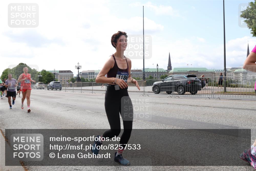 29.06.2025 - hella hamburg halbmarathon Lena Gebhardt http://msf.ph/oto/8257533 29.06.2025 10:10:48 Lombardsbrücke 1166, 1186, 1573, 1781, 2868, 4287, 4389, 5182, 5440, 5653, 5990, 5991, 7250, 7370, 7685, 9169, 9681, 9816, 9829, 11180, 11355, 11887, 11904, 11905, 12008, 12426, 12556, 12571, 12629, 12790, 12836, 13588, 13594, 13797, 13825, 13901, 14022, 14270, 14679, 14822, 15214, 15409, 16166, 16344, 16639, 16808, 17500, 17532, 17730, 18949, 19023 meine-sportfotos.de