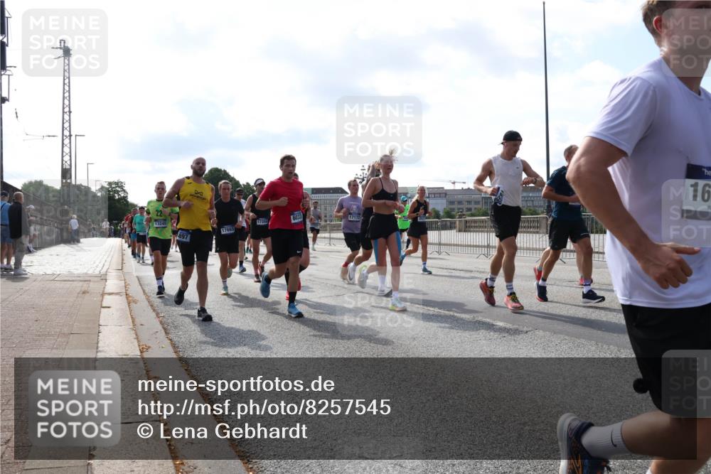 29.06.2025 - hella hamburg halbmarathon Lena Gebhardt http://msf.ph/oto/8257545 29.06.2025 09:56:56 Lombardsbrücke 1327, 1381, 1460, 1496, 1537, 1628, 1657, 1783, 1833, 1877, 2013, 2025, 2058, 2074, 2082, 2111, 2208, 2340, 2378, 2396, 2771, 2839, 2869, 2878, 2996, 3093, 3296, 3310, 3575, 3652, 3791, 4065, 4377, 4404, 4635, 4711, 4726, 4770, 4833, 4897, 5008, 5169, 5194, 5319, 5744, 5839, 6033, 6286, 6377, 6561, 6562, 6631, 7176, 7177, 7259, 7383, 7475, 7918, 8112, 8261, 8313, 8361, 8572, 8587, 8618, 8651, 8661, 8710, 8813, 8863, 8921, 8930, 9060, 9082, 9497, 9597, 9638 meine-sportfotos.de