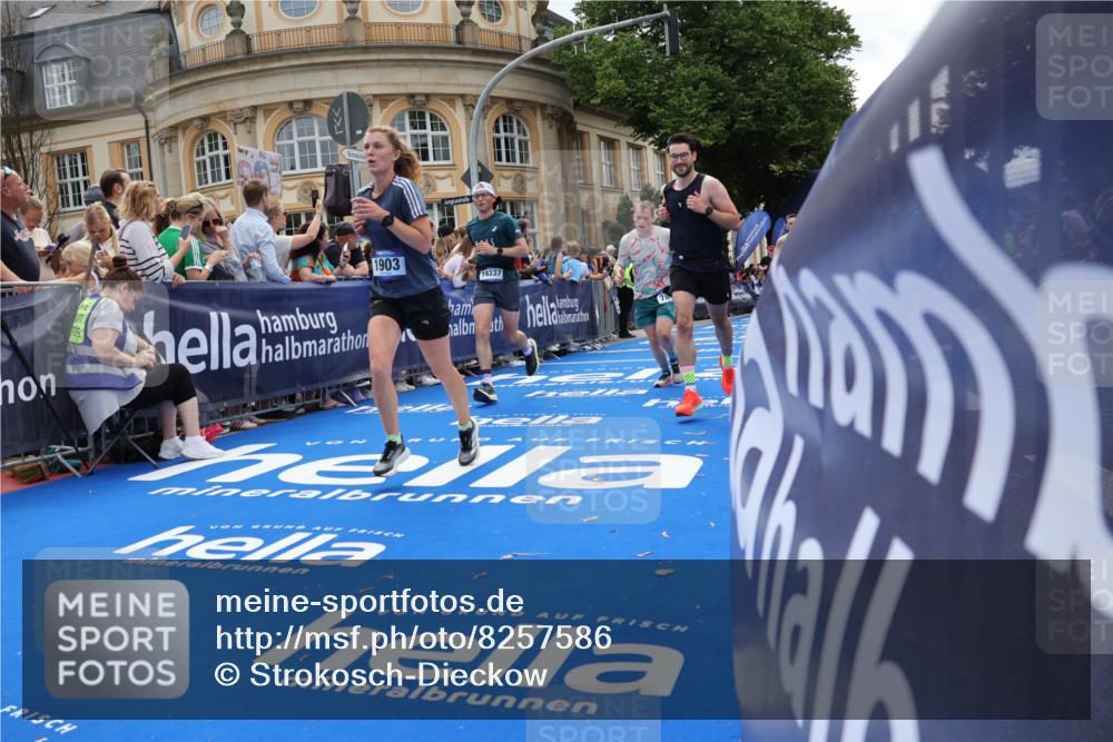 29.06.2025 - hella hamburg halbmarathon Strokosch-Dieckow http://msf.ph/oto/8257586 29.06.2025 10:42:18 Ziel 1256, 1312, 1903, 2233, 2675, 3523, 6639, 6770, 7693, 7765, 7865, 9365, 11907, 13709, 13746, 13807, 14226, 14811, 14899, 15095, 15175, 15270, 15623, 15654, 16281, 16626, 16660, 17182, 18330, 18802 meine-sportfotos.de