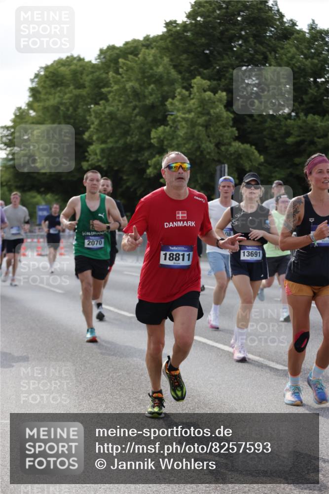 29.06.2025 - hella hamburg halbmarathon Jannik Wohlers http://msf.ph/oto/8257593 29.06.2025 09:57:44 Lombardsbrücke 1034, 1179, 1190, 1258, 1335, 2070, 2138, 2397, 2417, 2612, 2636, 2711, 3091, 3251, 4814, 4903, 5093, 5672, 6164, 6580, 6754, 7065, 7409, 7509, 7724, 7896, 8449, 8508, 8689, 9065, 9145, 9163, 11217, 11416, 11607, 11757, 11789, 11791, 12224, 12624, 12662, 13033, 13047, 13691, 14571, 14638, 15061, 15125, 16563, 17176, 17321, 17415, 17530, 17825, 18514, 18810, 18811 meine-sportfotos.de