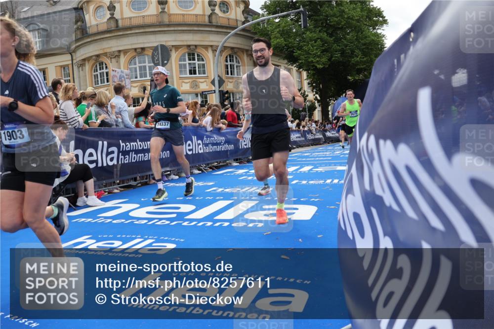 29.06.2025 - hella hamburg halbmarathon Strokosch-Dieckow http://msf.ph/oto/8257611 29.06.2025 10:42:18 Ziel 1256, 1312, 1903, 2233, 2675, 3523, 6639, 6770, 7693, 7765, 7865, 9365, 11907, 13709, 13746, 13807, 14226, 14811, 14899, 15095, 15175, 15270, 15623, 15654, 16281, 16626, 16660, 17182, 18330, 18802 meine-sportfotos.de