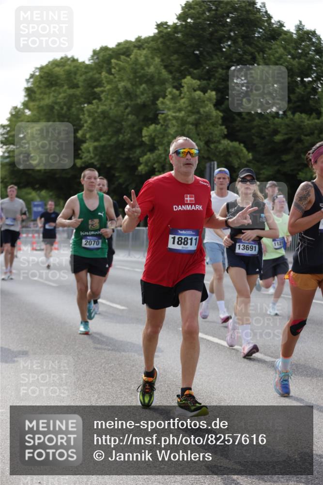 29.06.2025 - hella hamburg halbmarathon Jannik Wohlers http://msf.ph/oto/8257616 29.06.2025 09:57:44 Lombardsbrücke 1034, 1179, 1190, 1258, 1335, 2070, 2138, 2397, 2417, 2612, 2636, 2711, 3091, 3251, 4814, 4903, 5093, 5672, 6164, 6580, 6754, 7065, 7409, 7509, 7724, 7896, 8449, 8508, 8689, 9065, 9145, 9163, 11217, 11416, 11607, 11757, 11789, 11791, 12224, 12624, 12662, 13033, 13047, 13691, 14571, 14638, 15061, 15125, 16563, 17176, 17321, 17415, 17530, 17825, 18514, 18810, 18811 meine-sportfotos.de