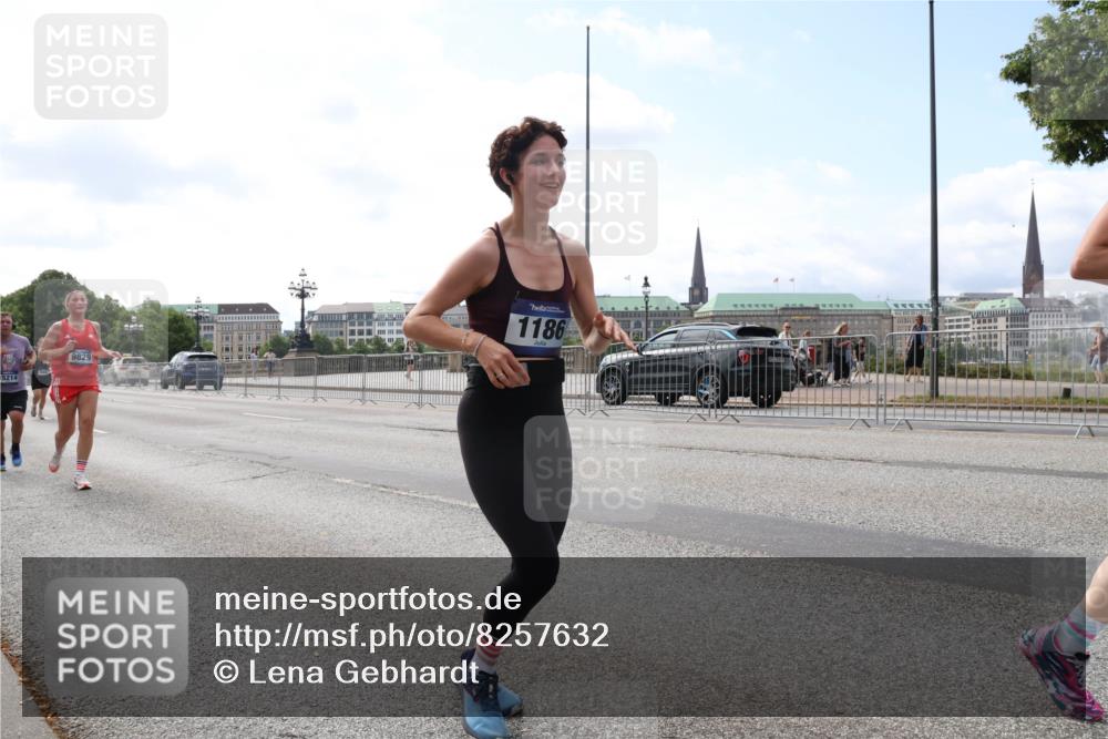 29.06.2025 - hella hamburg halbmarathon Lena Gebhardt http://msf.ph/oto/8257632 29.06.2025 10:10:48 Lombardsbrücke 1166, 1186, 1573, 1781, 2868, 4287, 4389, 5182, 5440, 5653, 5990, 5991, 7250, 7370, 7685, 9169, 9681, 9816, 9829, 11180, 11355, 11887, 11904, 11905, 12008, 12426, 12556, 12571, 12629, 12790, 12836, 13588, 13594, 13797, 13825, 13901, 14022, 14270, 14679, 14822, 15214, 15409, 16166, 16344, 16639, 16808, 17500, 17532, 17730, 18949, 19023 meine-sportfotos.de