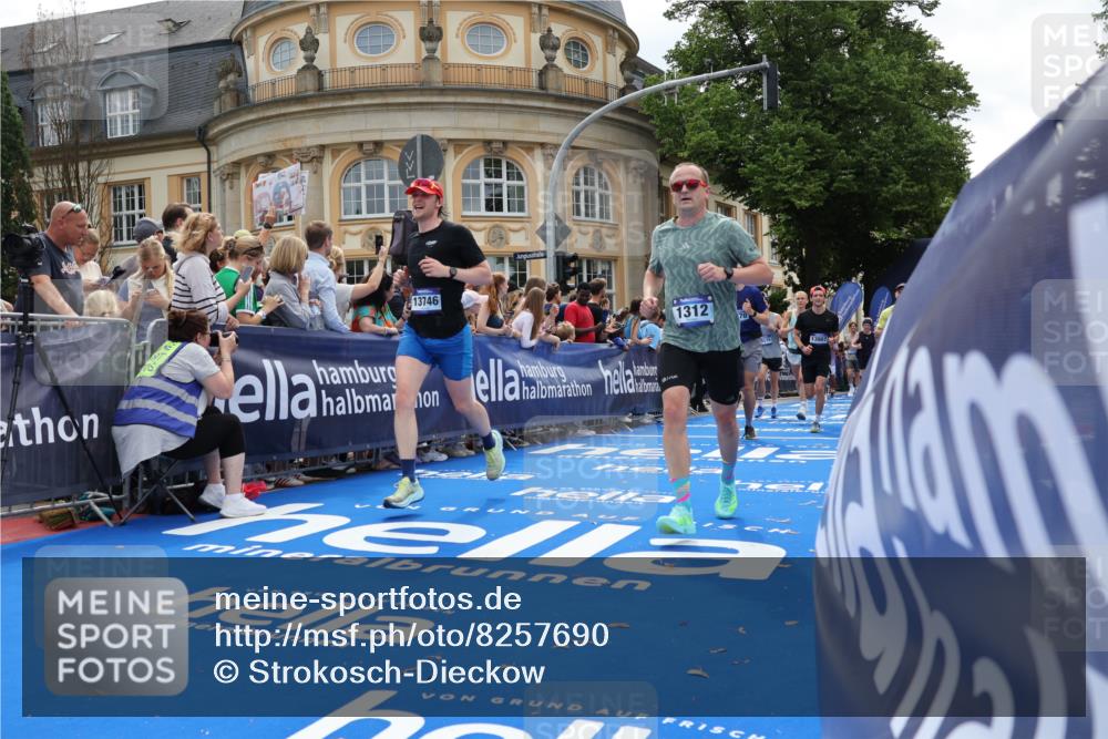 29.06.2025 - hella hamburg halbmarathon Strokosch-Dieckow http://msf.ph/oto/8257690 29.06.2025 10:42:22 Ziel 1209, 1256, 1312, 1353, 1800, 1903, 1962, 2233, 2675, 3523, 6639, 6770, 7116, 7448, 7693, 7734, 7865, 11907, 13446, 13746, 13807, 14226, 14811, 15095, 15175, 15270, 15623, 15654, 16281, 16333, 16660, 17637, 17733, 17911, 18330 meine-sportfotos.de