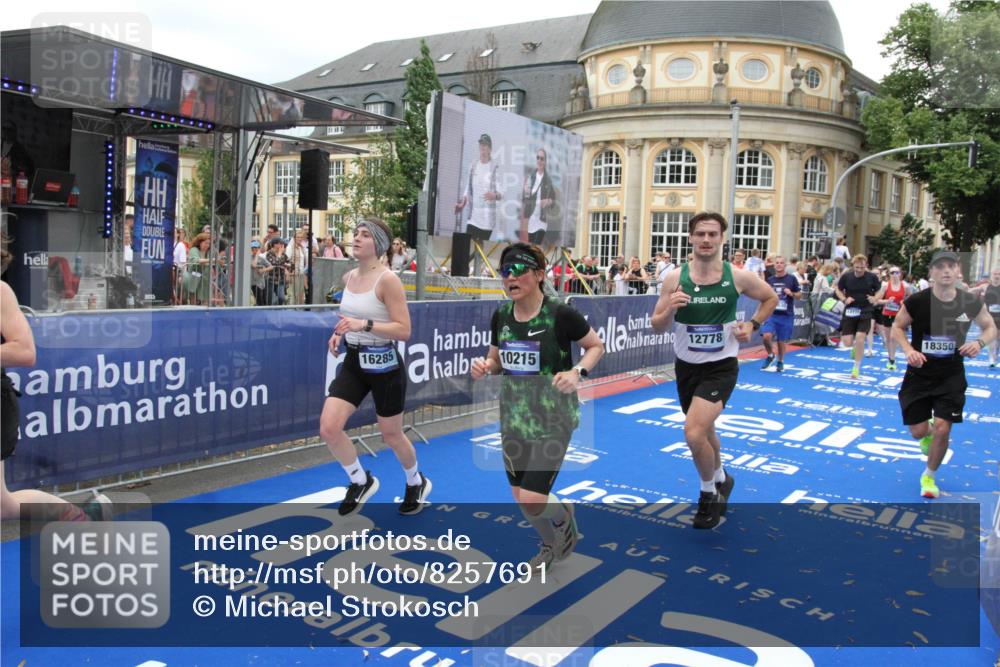 29.06.2025 - hella hamburg halbmarathon Michael Strokosch http://msf.ph/oto/8257691 29.06.2025 10:51:04 Ziel 1630, 2207, 4077, 7369, 8117, 8261, 8572, 8704, 10215, 10508, 10603, 12778, 13008, 13687, 14125, 15362, 16285, 17221, 18066, 18350 meine-sportfotos.de