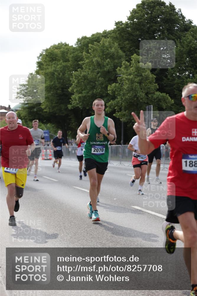 29.06.2025 - hella hamburg halbmarathon Jannik Wohlers http://msf.ph/oto/8257708 29.06.2025 09:57:44 Lombardsbrücke 1034, 1179, 1190, 1258, 1335, 2070, 2138, 2397, 2417, 2612, 2636, 2711, 3091, 3251, 4814, 4903, 5093, 5672, 6164, 6580, 6754, 7065, 7409, 7509, 7724, 7896, 8449, 8508, 8689, 9065, 9145, 9163, 11217, 11416, 11607, 11757, 11789, 11791, 12224, 12624, 12662, 13033, 13047, 13691, 14571, 14638, 15061, 15125, 16563, 17176, 17321, 17415, 17530, 17825, 18514, 18810, 18811 meine-sportfotos.de
