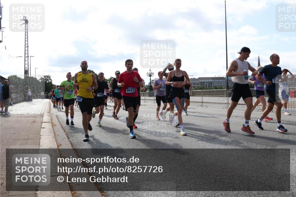 29.06.2025 - hella hamburg halbmarathon Lena Gebhardt http://msf.ph/oto/8257726 29.06.2025 09:56:56 Lombardsbrücke 1327, 1381, 1460, 1496, 1537, 1628, 1657, 1783, 1833, 1877, 2013, 2025, 2058, 2074, 2082, 2111, 2208, 2340, 2378, 2396, 2771, 2839, 2869, 2878, 2996, 3093, 3296, 3310, 3575, 3652, 3791, 4065, 4377, 4404, 4635, 4711, 4726, 4770, 4833, 4897, 5008, 5169, 5194, 5319, 5744, 5839, 6033, 6286, 6377, 6561, 6562, 6631, 7176, 7177, 7259, 7383, 7475, 7918, 8112, 8261, 8313, 8361, 8572, 8587, 8618, 8651, 8661, 8710, 8813, 8863, 8921, 8930, 9060, 9082, 9497, 9597, 9638 meine-sportfotos.de