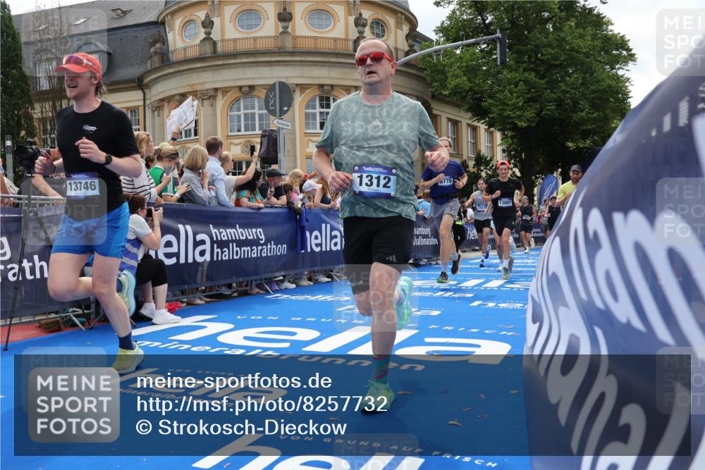 29.06.2025 - hella hamburg halbmarathon Strokosch-Dieckow http://msf.ph/oto/8257732 29.06.2025 10:42:22 Ziel 1209, 1256, 1312, 1353, 1800, 1903, 1962, 2233, 2675, 3523, 6639, 6770, 7116, 7448, 7693, 7734, 7865, 11907, 13446, 13746, 13807, 14226, 14811, 15095, 15175, 15270, 15623, 15654, 16281, 16333, 16660, 17637, 17733, 17911, 18330 meine-sportfotos.de