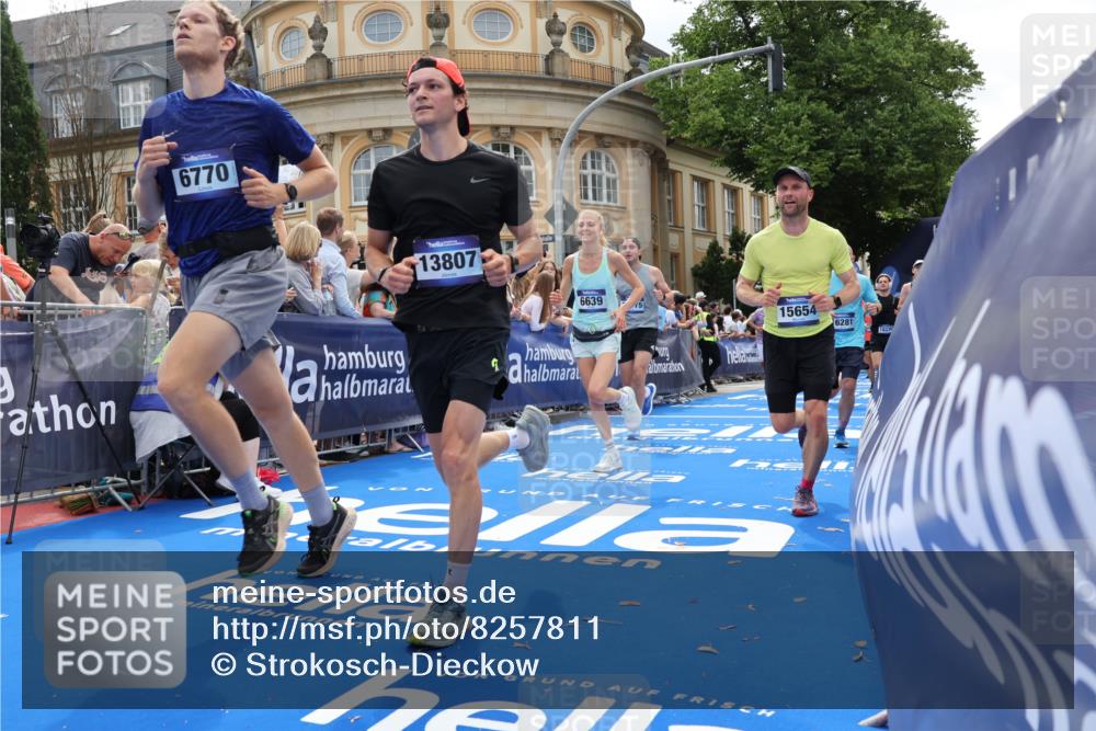 29.06.2025 - hella hamburg halbmarathon Strokosch-Dieckow http://msf.ph/oto/8257811 29.06.2025 10:42:24 Ziel 1209, 1256, 1312, 1353, 1800, 1962, 2233, 2675, 3523, 6639, 6770, 7116, 7448, 7693, 7734, 11907, 13446, 13746, 13807, 14226, 15095, 15175, 15270, 15623, 15654, 16281, 16295, 16333, 17016, 17637, 17733, 17911, 18330, 18680 meine-sportfotos.de