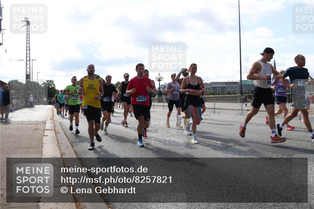 29.06.2025 - hella hamburg halbmarathon Lena Gebhardt http://msf.ph/oto/8257821 29.06.2025 09:56:56 Lombardsbrücke 1327, 1381, 1460, 1496, 1537, 1628, 1657, 1783, 1833, 1877, 2013, 2025, 2058, 2074, 2082, 2111, 2208, 2340, 2378, 2396, 2771, 2839, 2869, 2878, 2996, 3093, 3296, 3310, 3575, 3652, 3791, 4065, 4377, 4404, 4635, 4711, 4726, 4770, 4833, 4897, 5008, 5169, 5194, 5319, 5744, 5839, 6033, 6286, 6377, 6561, 6562, 6631, 7176, 7177, 7259, 7383, 7475, 7918, 8112, 8261, 8313, 8361, 8572, 8587, 8618, 8651, 8661, 8710, 8813, 8863, 8921, 8930, 9060, 9082, 9497, 9597, 9638 meine-sportfotos.de