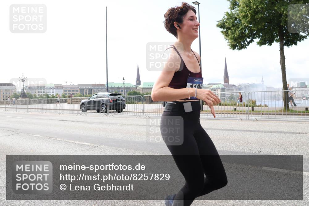 29.06.2025 - hella hamburg halbmarathon Lena Gebhardt http://msf.ph/oto/8257829 29.06.2025 10:10:48 Lombardsbrücke 1166, 1186, 1573, 1781, 2868, 4287, 4389, 5182, 5440, 5653, 5990, 5991, 7250, 7370, 7685, 9169, 9681, 9816, 9829, 11180, 11355, 11887, 11904, 11905, 12008, 12426, 12556, 12571, 12629, 12790, 12836, 13588, 13594, 13797, 13825, 13901, 14022, 14270, 14679, 14822, 15214, 15409, 16166, 16344, 16639, 16808, 17500, 17532, 17730, 18949, 19023 meine-sportfotos.de