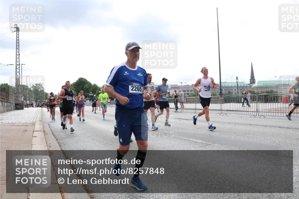 29.06.2025 - hella hamburg halbmarathon Lena Gebhardt http://msf.ph/oto/8257848 29.06.2025 10:34:23 Lombardsbrücke 1025, 1417, 1672, 1705, 1787, 2023, 2265, 2412, 2464, 2482, 2496, 2510, 2511, 2526, 2801, 2933, 3145, 3340, 3345, 3420, 3829, 3848, 4479, 4540, 4807, 4824, 4826, 5561, 5584, 5609, 6034, 6105, 6171, 6329, 6364, 6571, 6574, 6843, 7324, 7329, 7386, 7644, 7733, 8277, 8349, 8705, 8965, 9164, 9379, 9448, 10335, 10360, 10564, 10674, 11872, 12164, 13957, 15477, 16238, 16311, 16390, 16682, 16919, 17230, 18158, 18941 meine-sportfotos.de
