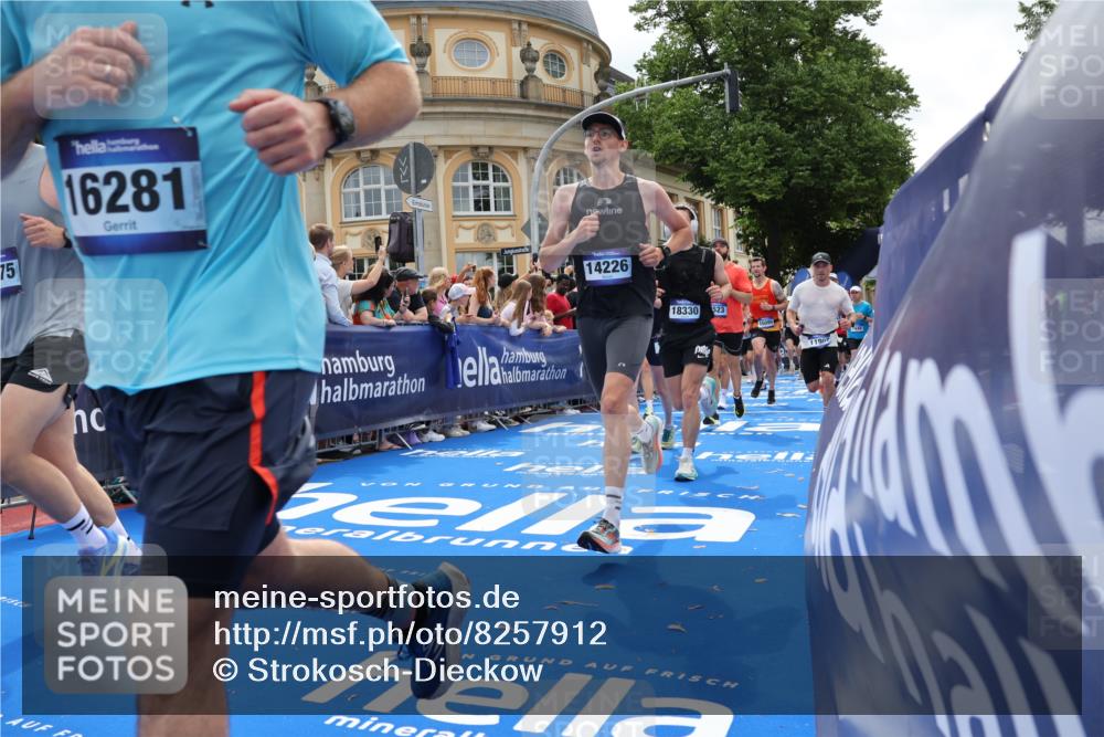 29.06.2025 - hella hamburg halbmarathon Strokosch-Dieckow http://msf.ph/oto/8257912 29.06.2025 10:42:26 Ziel 1209, 1256, 1312, 1353, 1735, 1800, 1962, 2233, 3523, 6639, 6770, 7116, 7448, 7508, 7693, 7734, 11907, 13446, 13807, 14226, 15095, 15175, 15623, 15654, 16281, 16295, 16333, 17016, 17637, 17733, 17911, 18330, 18680 meine-sportfotos.de