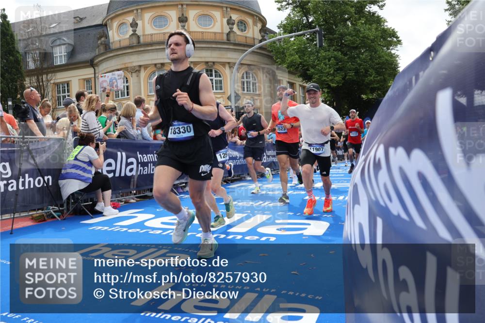 29.06.2025 - hella hamburg halbmarathon Strokosch-Dieckow http://msf.ph/oto/8257930 29.06.2025 10:42:27 Ziel 1209, 1256, 1353, 1735, 1800, 1962, 2233, 3523, 4235, 6639, 6770, 7116, 7448, 7508, 7693, 7734, 11907, 13446, 13807, 14226, 15095, 15175, 15623, 15654, 16281, 16295, 16333, 17016, 17637, 17733, 17911, 18330, 18680 meine-sportfotos.de