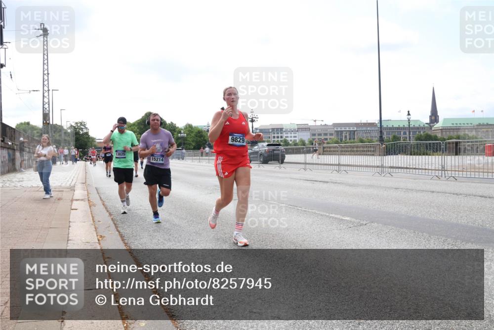 29.06.2025 - hella hamburg halbmarathon Lena Gebhardt http://msf.ph/oto/8257945 29.06.2025 10:10:49 Lombardsbrücke 1166, 1186, 1573, 1781, 2868, 4287, 4389, 5182, 5440, 5653, 5990, 5991, 7250, 7370, 7685, 9169, 9681, 9816, 9829, 11180, 11355, 11887, 11904, 11905, 12008, 12426, 12556, 12571, 12629, 12790, 12836, 13588, 13594, 13825, 13901, 14022, 14270, 14679, 14822, 15214, 15409, 16166, 16344, 16639, 16808, 17500, 17532, 17730, 18949, 19023 meine-sportfotos.de