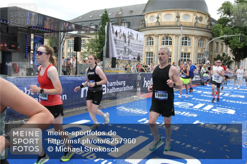 29.06.2025 - hella hamburg halbmarathon Michael Strokosch http://msf.ph/oto/8257960 29.06.2025 10:51:08 Ziel 1366, 1630, 4077, 4816, 4967, 8117, 8261, 8508, 8704, 10508, 10603, 13008, 14125, 17221, 17384, 17823, 18066, 18350 meine-sportfotos.de
