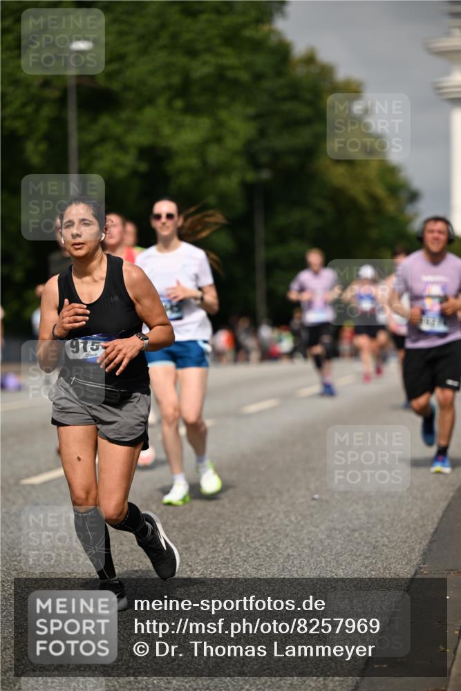 29.06.2025 - hella hamburg halbmarathon Dr. Thomas Lammeyer http://msf.ph/oto/8257969 29.06.2025 10:14:36 Kennedybrücke 1052, 1186, 1548, 1781, 5182, 5653, 5806, 7058, 8561, 8685, 9150, 9829 meine-sportfotos.de